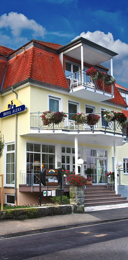 Außenansicht des Eingangsportals Hotel Alexa Bad Mergentheim