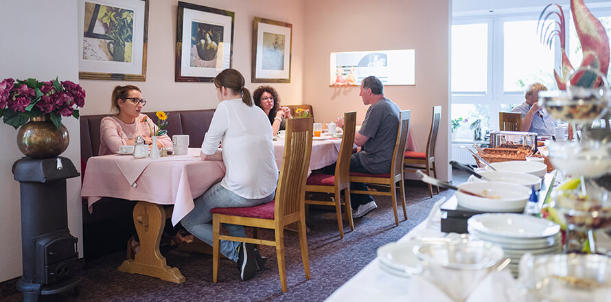 Frühstück im Speisesaal Hotel Alexa Bad Mergentehim