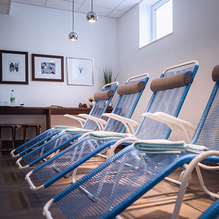 Blaue Liegen im Ruheraum des Wellnessbereichs des Hotel Alexa Bad Mergentheim